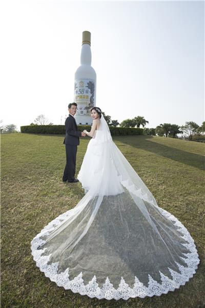 新郎辛甫必、新娘李蕙珍。攝於酒瓶公園前